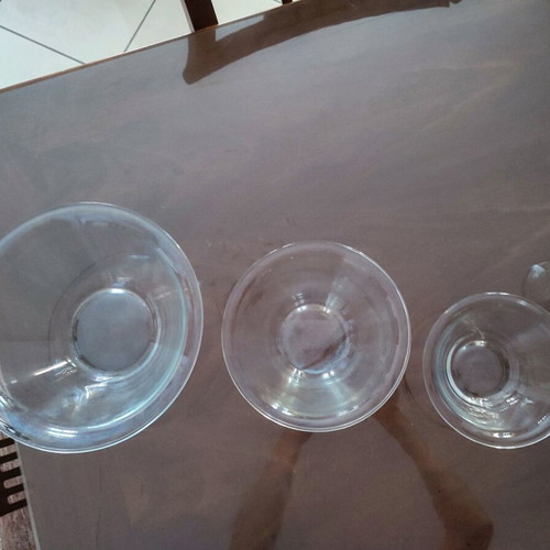 Set of 3 glass bowls in different sizes with a blue bowl gift
