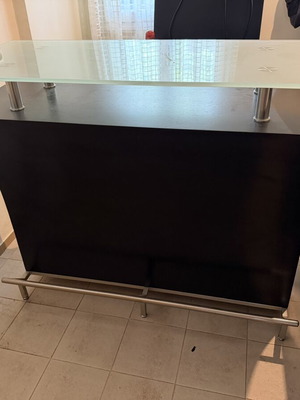 Ξύλινο home bar με γυάλινη επιφάνεια και 2 σκαμπό μπαρ