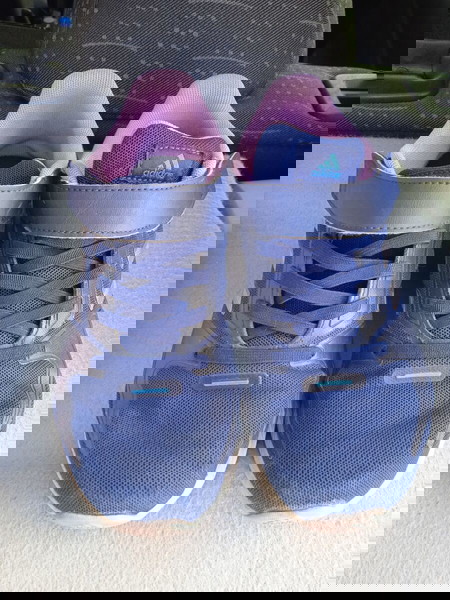 Παπούτσια για κορίτσια Adidas νούμερο 35. Σε κάθε ζευγάρι ΔΩΡΟ ένα δεύτερο ίσης ή μικρότερης αξίας.