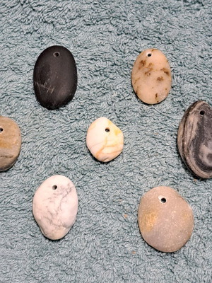 Pebbles with hole like new, set of 7 pieces