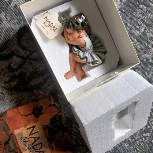 Collectible porcelain figurine Mientras Descanso Nadal Studio new