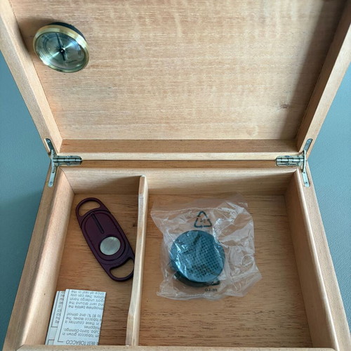 Silver Match wooden cigar case like new