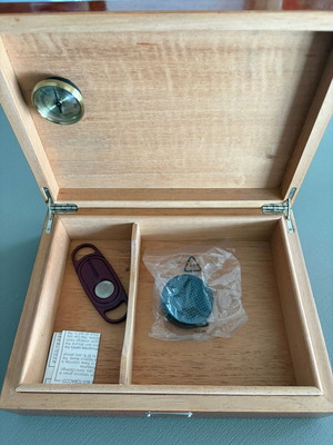 Silver Match wooden cigar case like new
