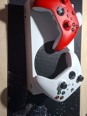 Κονσόλα Xbox Series S με 2 χειριστήρια και επαναφορτιζόμενη μπαταρία