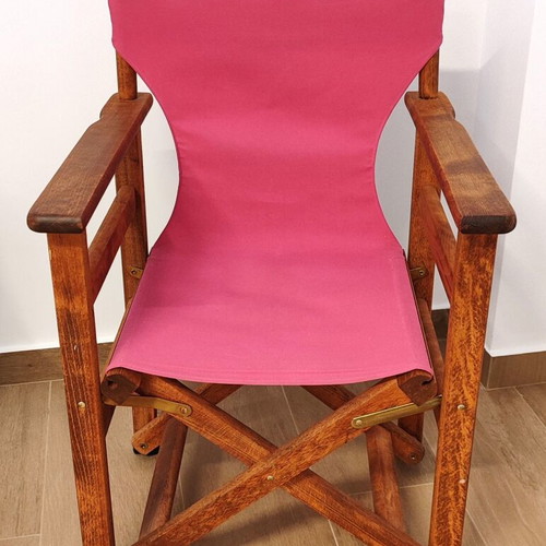 Wooden folding director's chair with fuchsia fabric