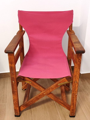 Wooden folding director's chair with fuchsia fabric