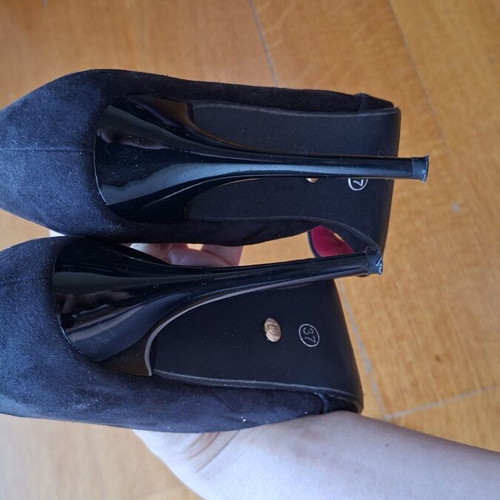 Ideal Shoes black suede high heels like new size 37