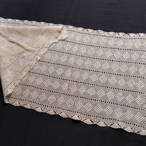 Crochet runner and 2 placemats set used