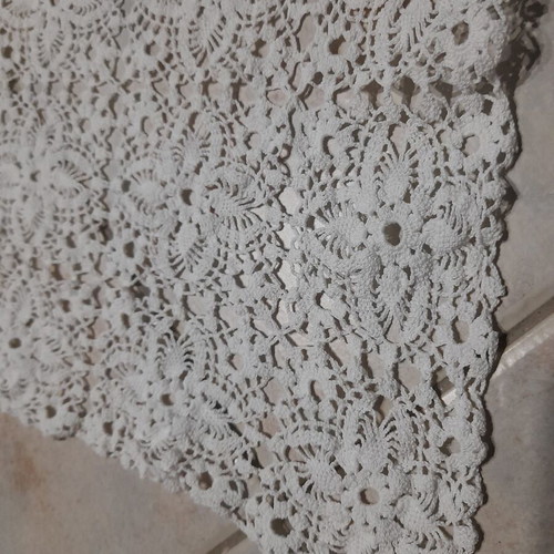 Lace tablecloth handmade, like new, white 80x80 cm