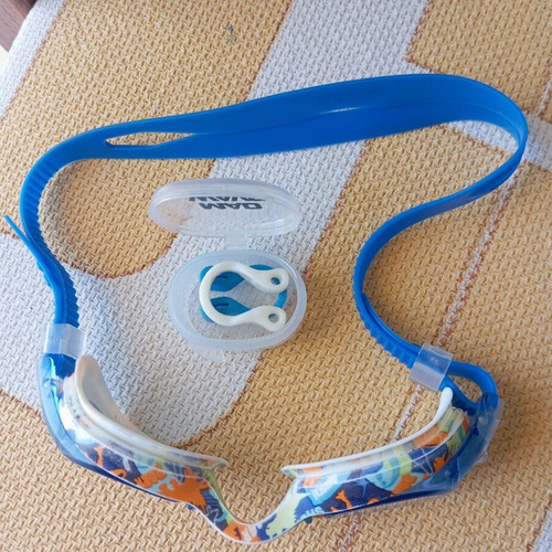 Wave Swimming Goggles like new with 2 free nose clips