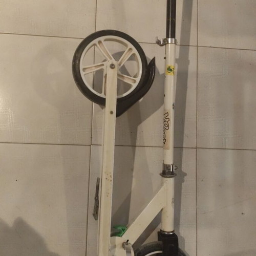 Foldable scooter white like new