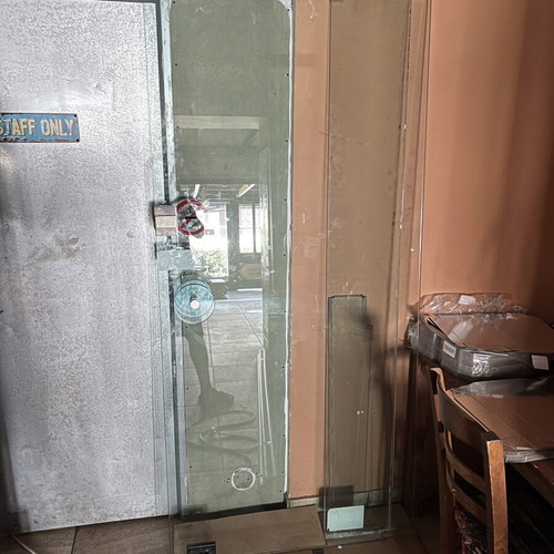 Glass entrance door used with handle and hinges, 205x95 cm