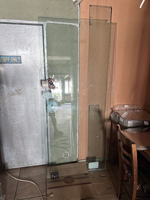 Glass entrance door used with handle and hinges, 205x95 cm