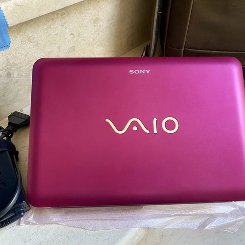 Sony VAIO Netbook VPCM12M1E new, pink/fuchsia with premium carrying case