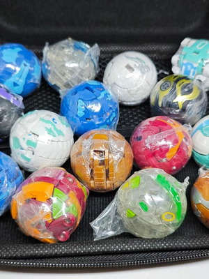 Συλλογή Bakugan Battle Planet με κάρτες και BakuCores σε θήκη μεταφοράς σαν καινούργιο