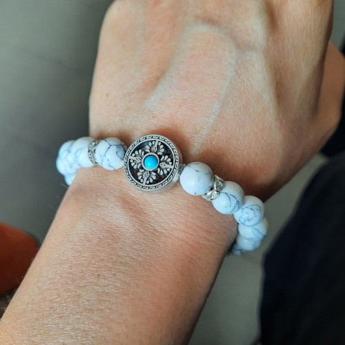 Bracelet with white Haolite semi-precious stones, metal cross and beads new
