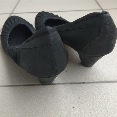 Black Italian pumps used size 38