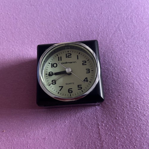 Battery-powered bedside alarm clock like new, analog