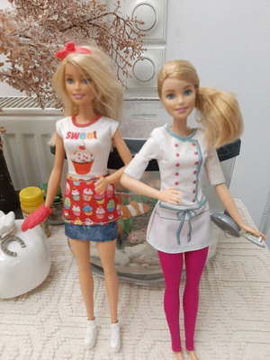 Barbie dolls like new