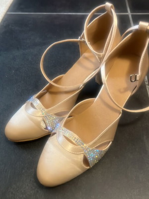 Dance shoes new, beige pumps size 41