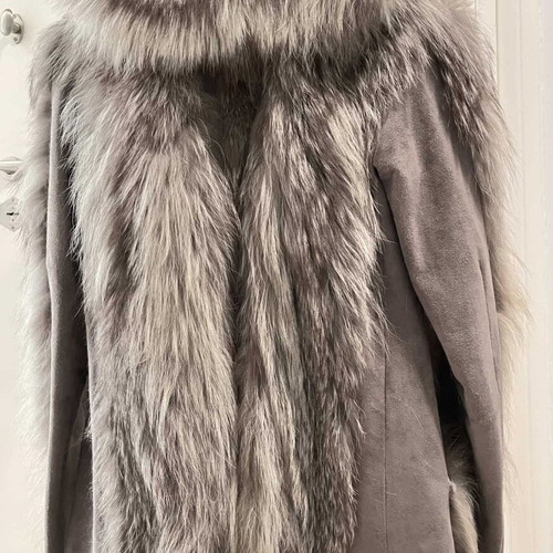 Leather jacket with fox fur like new, size Small