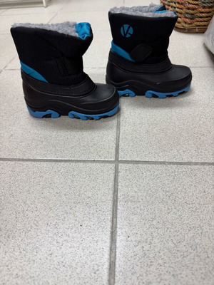 Boys apres ski shoes new, sizes 22-23 for snow