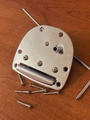 Jazzmaster tremolo system like new