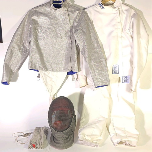 Fencing set used with electric vest, mask and cuff