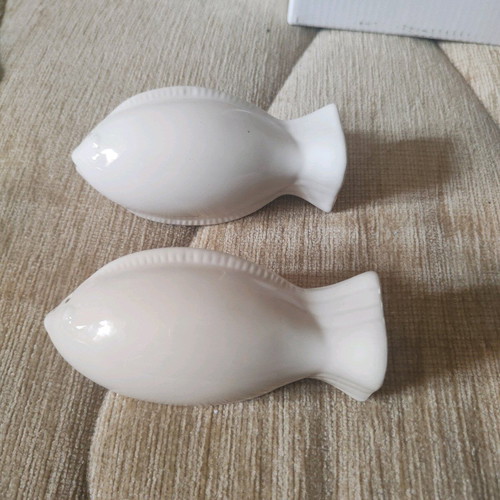 Embossed fish-shaped salt and pepper shaker new