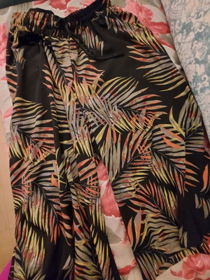 New Pink Woman zip culotte pants with palm pattern size M