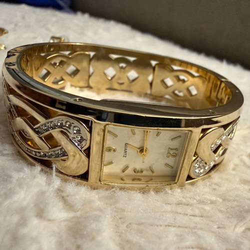 Quo Vadis stainless steel jewelry set in gold tone like new