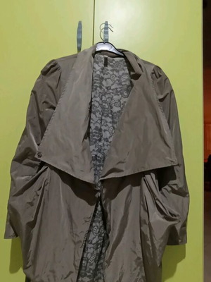 Please coat like new with wide pockets, missing belt, size M