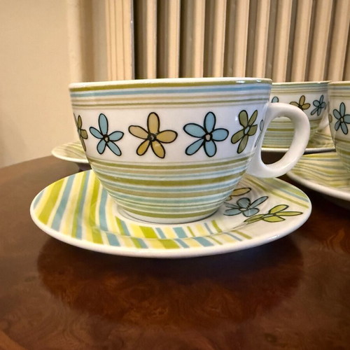 Set of 4 cups with saucers like new, retro design
