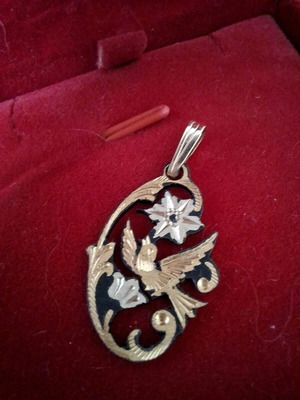 Gold pendant with bird and flowers like new