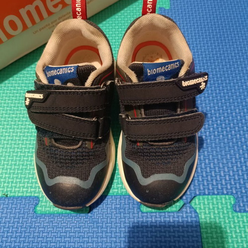 Biomecanics low sneakers size 25 for boys like new