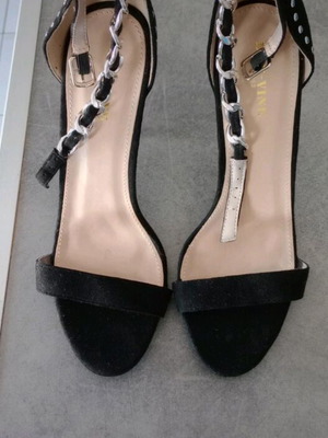 Black sandals like new with chain, size 40