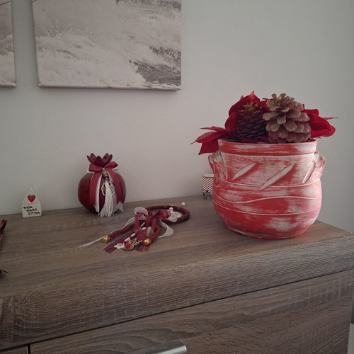Red decorative pot set like new, 8 pieces with charms