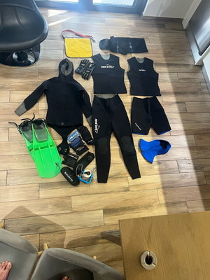 Diving suits like new, size Medium with fins and gloves