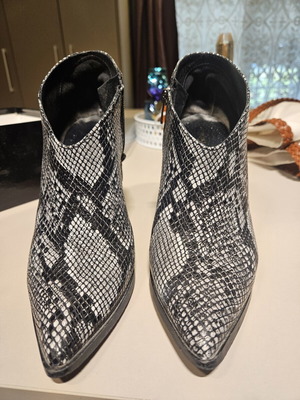 Wall Street leather ankle boots snakeskin size 38 like new, 10cm heel