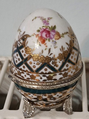 Porcelain Easter egg Limoges jewelry box like new