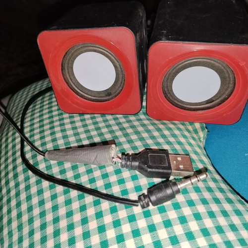 Compact budget vintage stereo computer speakers cube design