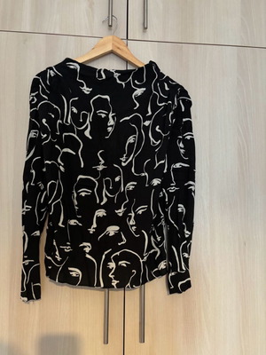 Zara blouse with face designs like new, size XS