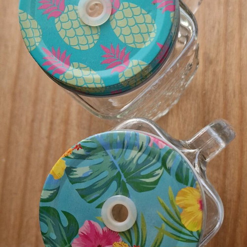 Set of glasses with lid and straw holder like new