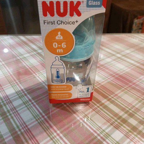 2  Βρεφικά μπιμπερόν  ένα NUK και ένα  MUM  anti colic.   Καινουρια σε σφραγισμένη  συσκευασία.  9 ε