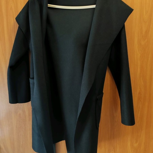 Black coat without zipper with belt like new