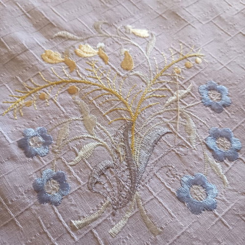 Linen square cloth with embroidered flowers and lace edging, like new