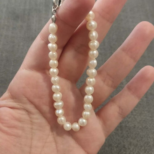 Classic bracelet with white natural freshwater pearls