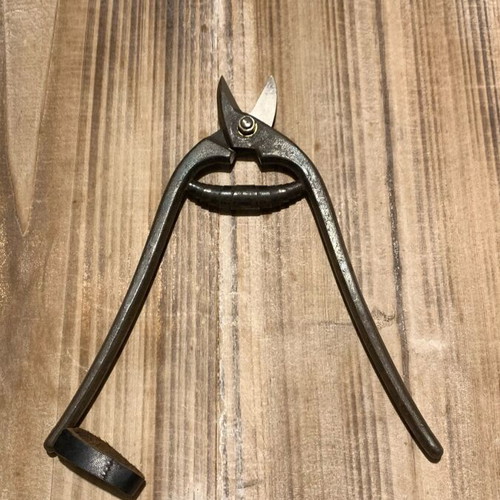 Scissors for tin cans used