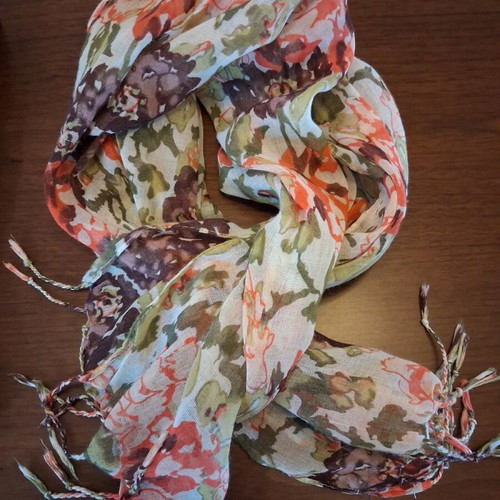 Scarf like new, lightweight floral pattern with fringes