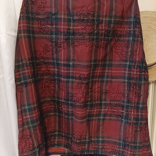 Scottish tartan red skirt Large like new with embroidered design